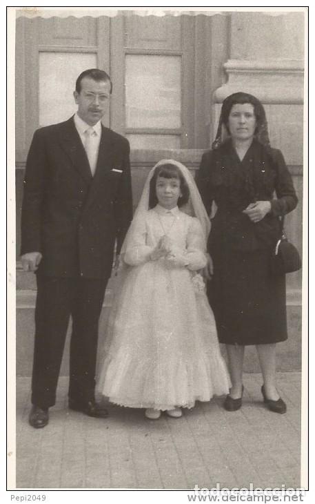 Alte Fotografie: :::: PV44 - FOTOGRAFIA - NI&Ntilde;A DE PRIMERA COMUNION CON SU FAMILIA
