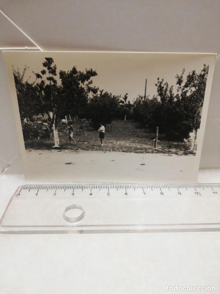 Ni&ntilde;os en un parque. 