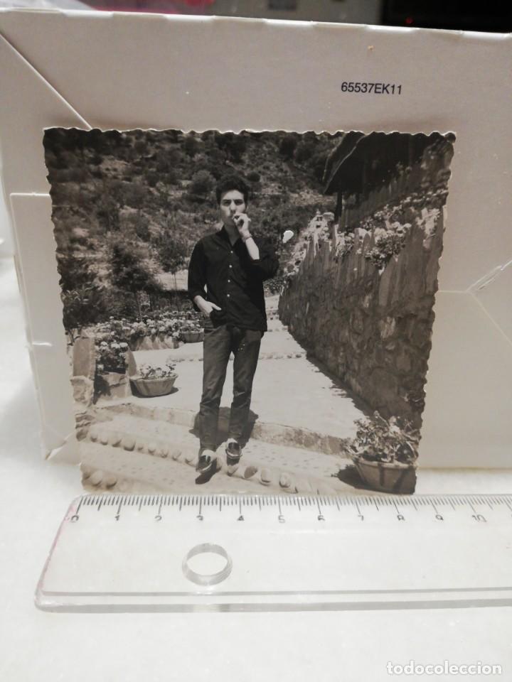 Fotograf&iacute;a antigua: Joven fumando.