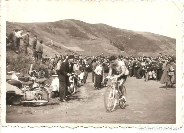 Fotograf&iacute;a antigua: ANTIGUA FOTO, CARRERA CICLISTA, SUBIDA DE PUERTO, SIN IDENTIFICAR LUGAR NI FECHA