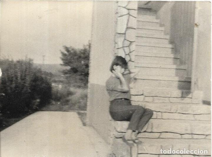 Antique Photography: == NA629 - FOTOGRAFIA - JOVEN SENTADA EN UNA ESCALERA