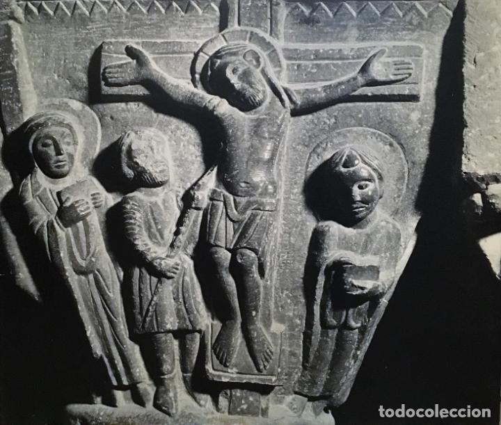 Fotograf&iacute;a antigua: Fotograf&iacute;a montada en un panel representando la Crucifixi&oacute;n en piedra