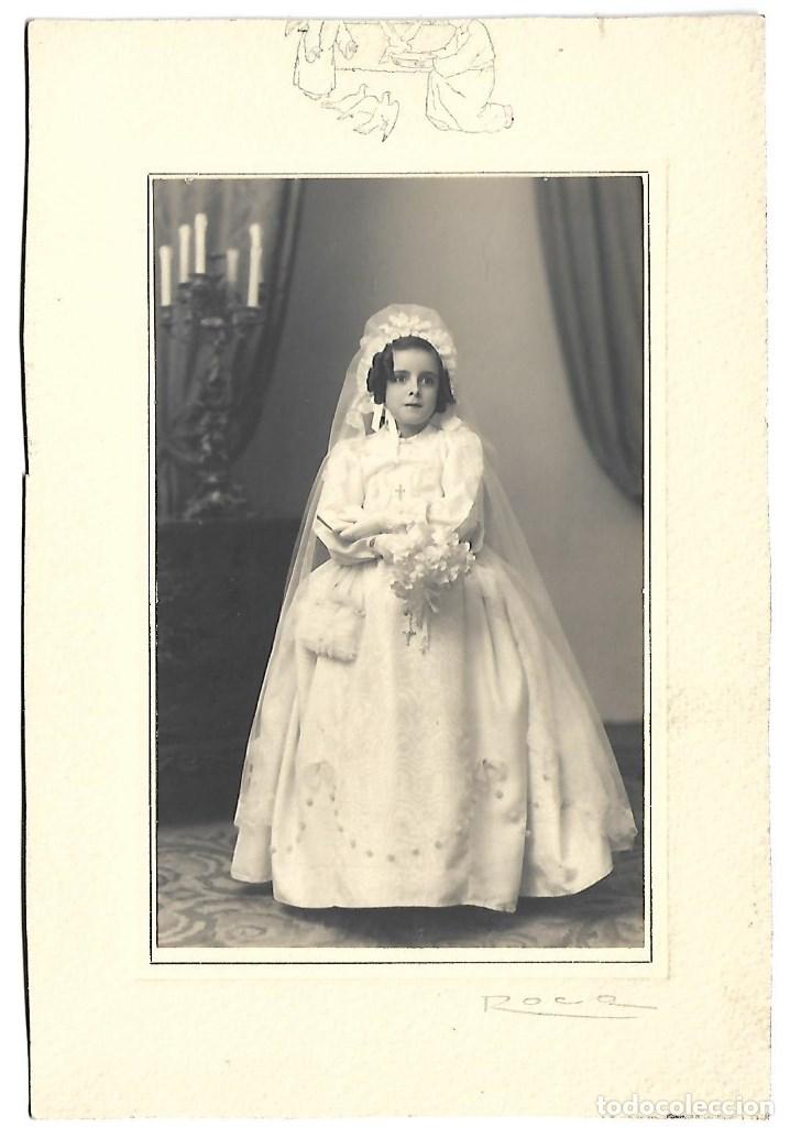 Photographie ancienne: 3319- EXTRAORDINARIA FOTOGRAFIA ANTIGUA- DE NI&Ntilde;A DE COMUNION-FOTO- ROCA - DEDICADA EL 18- 5 - 1944