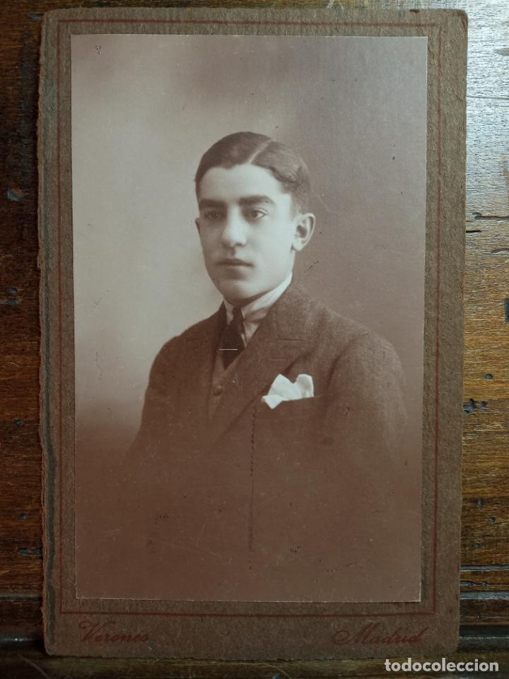 Alte Fotografie: Fotograf&iacute;a art&iacute;stica. Jovencito con traje. 14,5 x 9,5 cm.