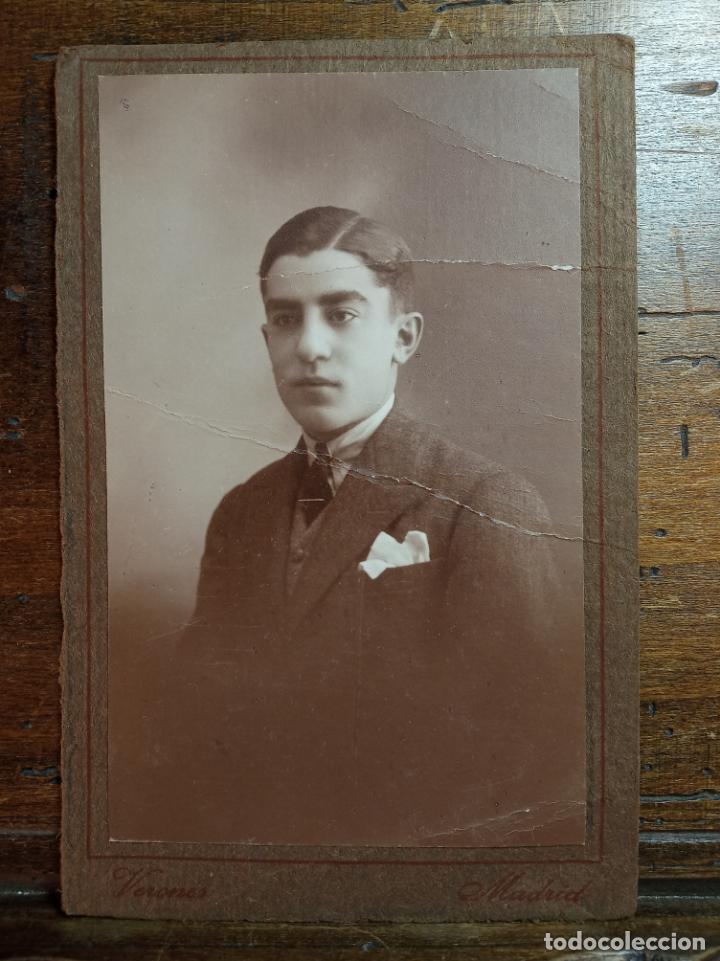 Alte Fotografie: Fotograf&iacute;a art&iacute;stica. Jovencito con traje. 14,5 x 9,5 cm.