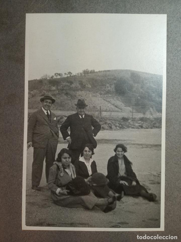 Alte Fotografie: Fotograf&iacute;a art&iacute;stica. Retrato de grupo en el campo. 21 x 15 cm.