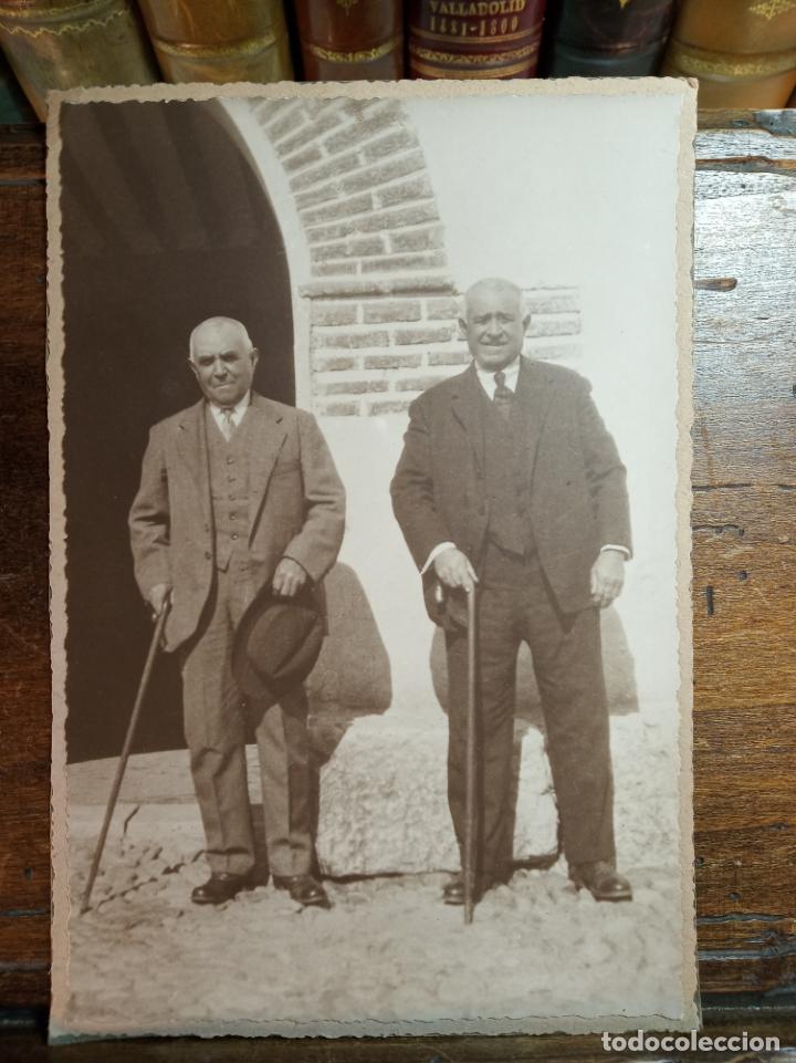 Alte Fotografie: Fotograf&iacute;a art&iacute;stica. Retrato de pareja de personas mayores con garrota. 17 x 12 cm.