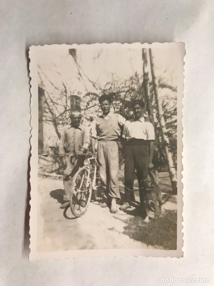 Fotograf&iacute;a antigua: FOTOGRAF&Iacute;A ANTIGUA. La primera bicicleta de Carreras ...Fotograf&iacute;a Original (h.1940?)