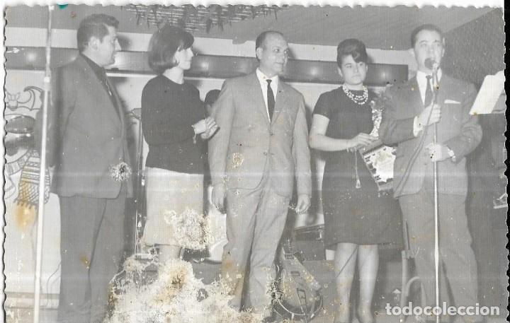 Alte Fotografie: == NA641 - FOTOGRAFIA - GRUPO DE AMIGOS EN UN ESCENARIO