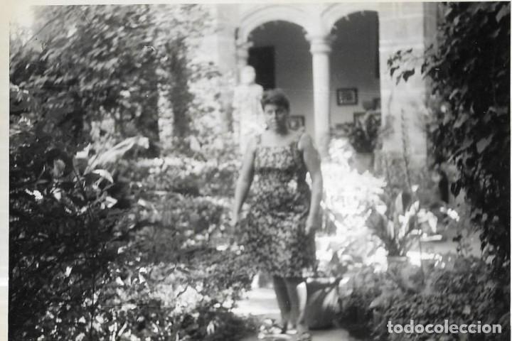 Alte Fotografie: == NA645 - FOTOGRAFIA - MUJER EN UN JARDIN