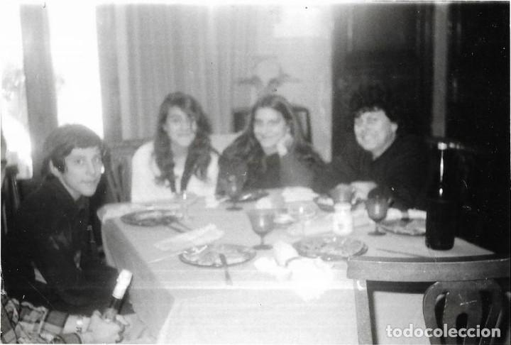 Alte Fotografie: == NA653 - FOTOGRAFIA - GRUPO DE AMIGOS EN UNA COMIDA