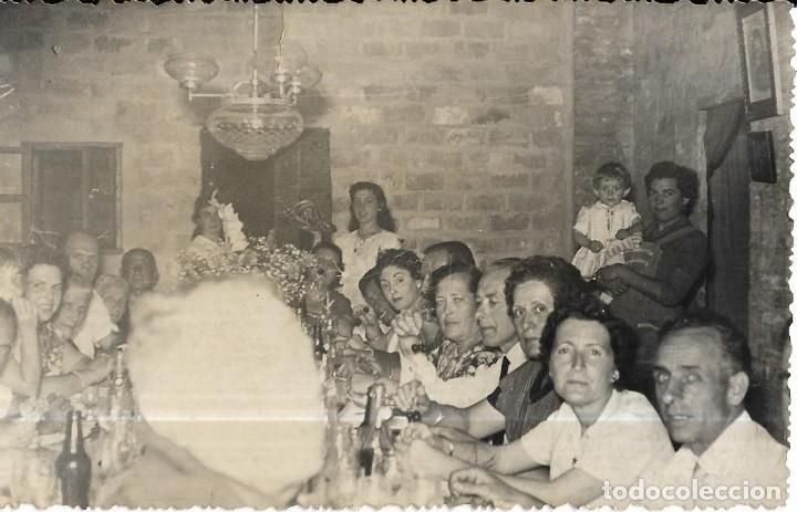Alte Fotografie: == NA654 - FOTOGRAFIA - GRUPO DE AMIGOS EN UN BANQUETE