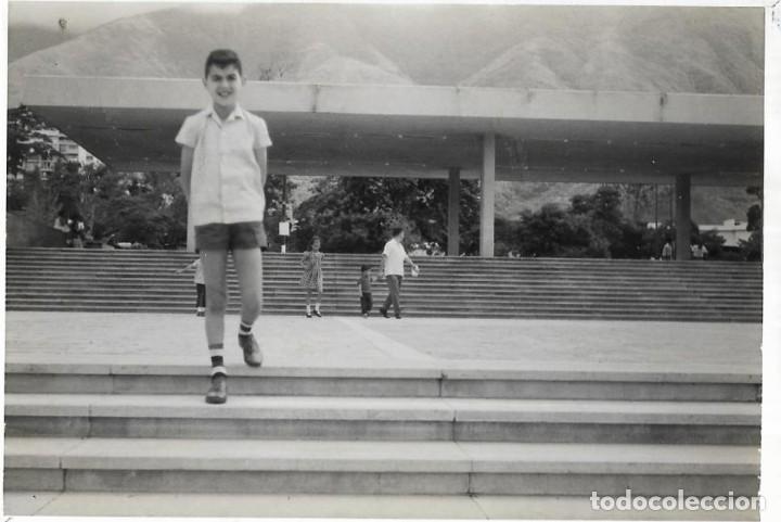 Alte Fotografie: == NA659 - FOTOGRAFIA - NI&Ntilde;O SALIENDO DEL COLE