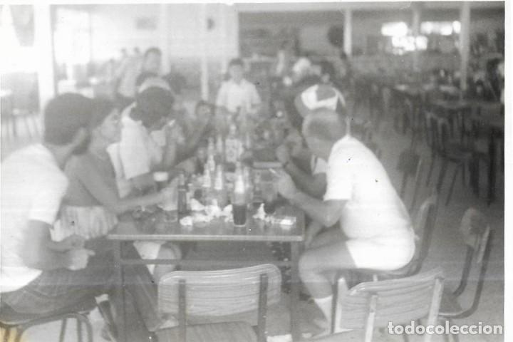 Alte Fotografie: == NA661 - FOTOGRAFIA - GRUPO DE AMIGOS EN UNA COMIDA