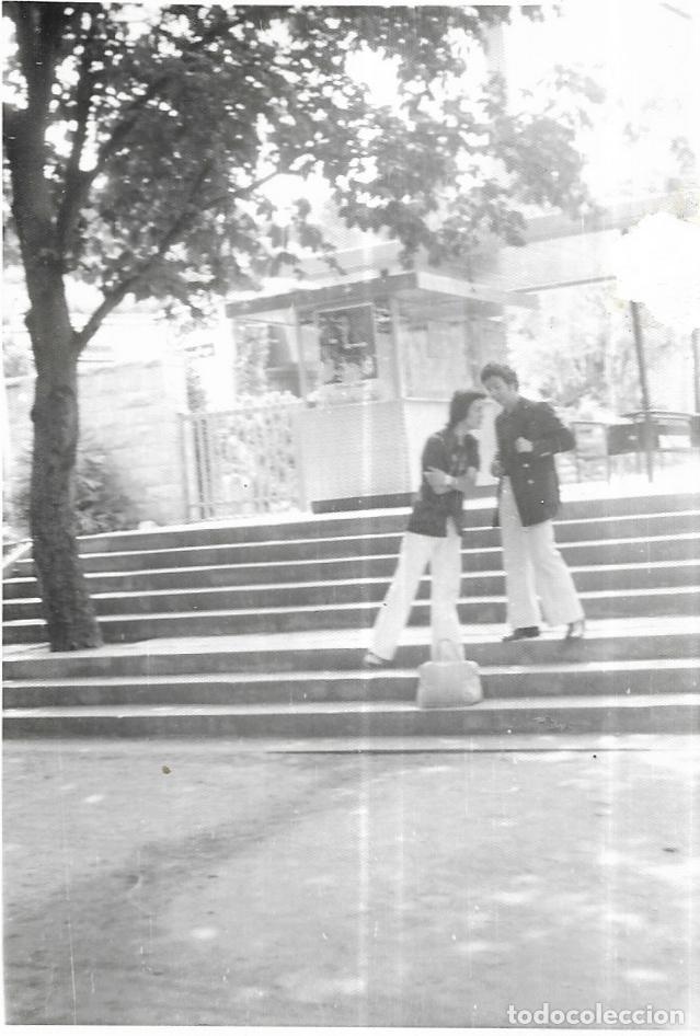 Alte Fotografie: == NA662 - FOTOGRAFIA - PAREJA EN UNAS ESCALERAS