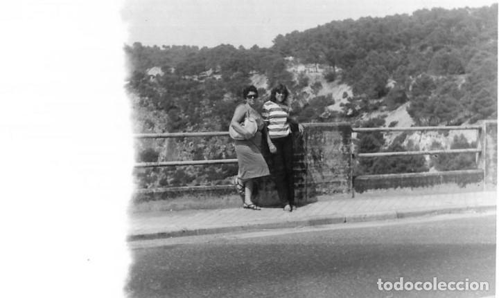 Alte Fotografie: == NA671 - FOTOGRAFIA - DOS JOVENES EN UNA BARANDILLA