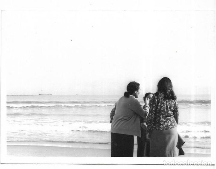 Alte Fotografie: == NA674 - FOTOGRAFIA - GRUPO DE AMIGAS EN LA PLAYA