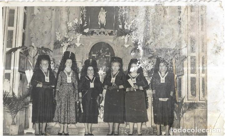 Alte Fotografie: == NA680 - FOTOGRAFIA - GRUPO DE AMIGAS EN UN ALTAR