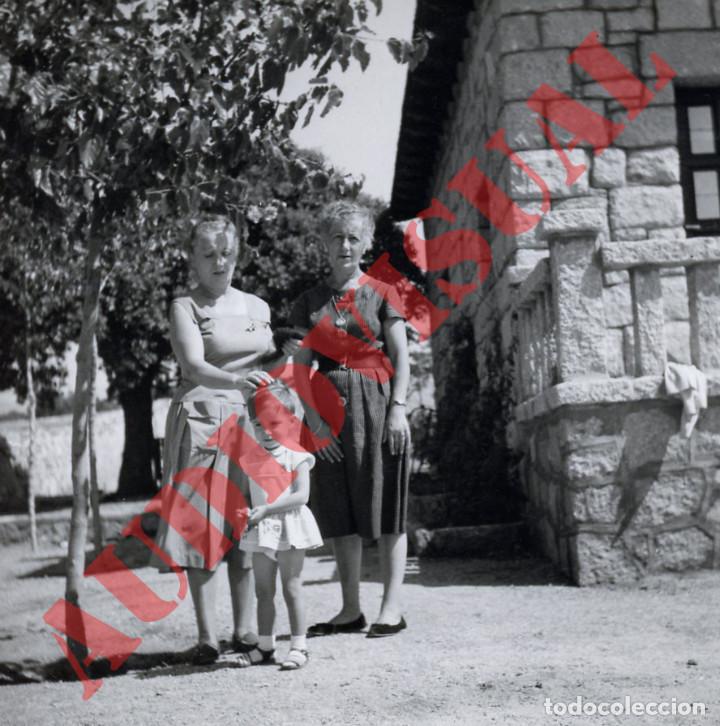 Fotograf&iacute;a antigua: ANTIGUA FOTOGRAFIA DE NI&Ntilde;O O NI&Ntilde;A POSANDO CON SU MADRE Y ABUELA EN LA CASA DEL PUEBLO