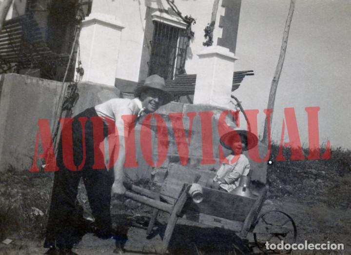 Fotograf&iacute;a antigua: ANTIGUA, GRACIOSA Y TIERNA FOTOGRAFIA DE PADRE POSANDO CON SU HIJO EN UNA CARRETILLA DE EPOCA