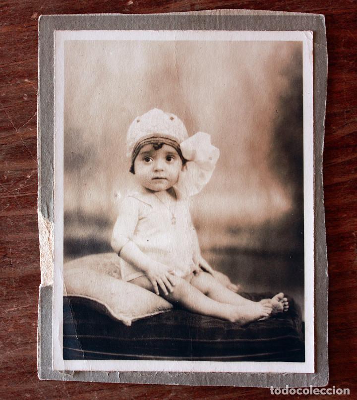 Fotografia antica: ANTIGUA FOTOGRAFIA - NI&Ntilde;A BEBE POSANDO - A&Ntilde;OS 20 - 10.5x8cm