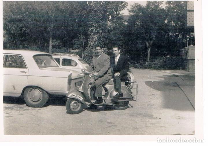 Fotograf&iacute;a antigua: vespa, seat 1500, y seat 600