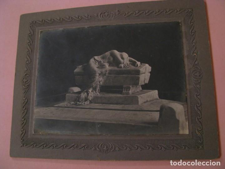 Fotograf&iacute;a antigua: ANTIGUA FOTOGRAF&Iacute;A MONTADA SOBRE UN MARCO DE CART&Oacute;N. NO TENGO DATOS.