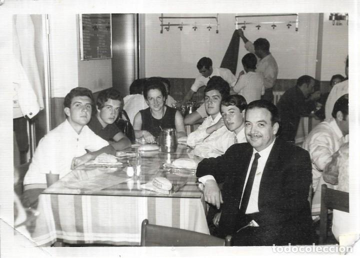 Alte Fotografie: :::: JN441 - FOTOGRAFIA - GRUPO DE AMIGOS EN UNA COMIDA - 17 X 12 CM.