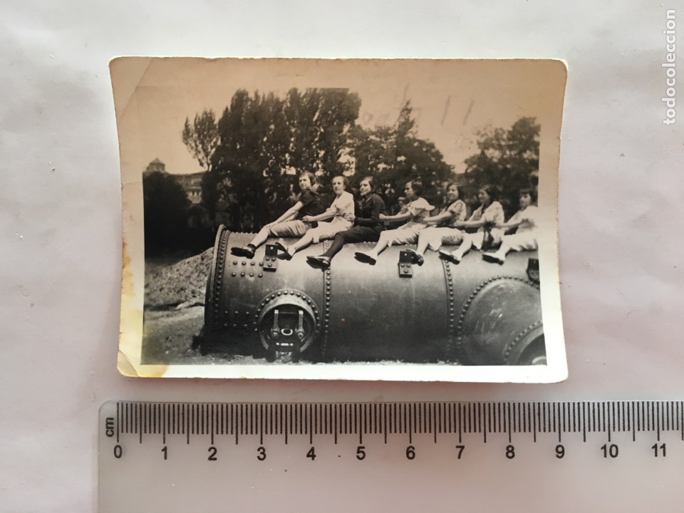 Fotografia antica: FOTO. JUGANDO CON LA MAQUINA. FOT&Oacute;GRAFO?. FECHA, 11-8-1935.