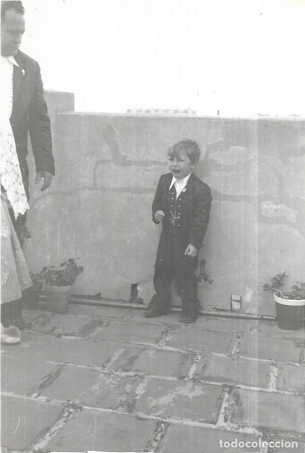 Alte Fotografie: == A561 - FOTOGRAFIA - NI&Ntilde;ITO EN UNA TERRAZA