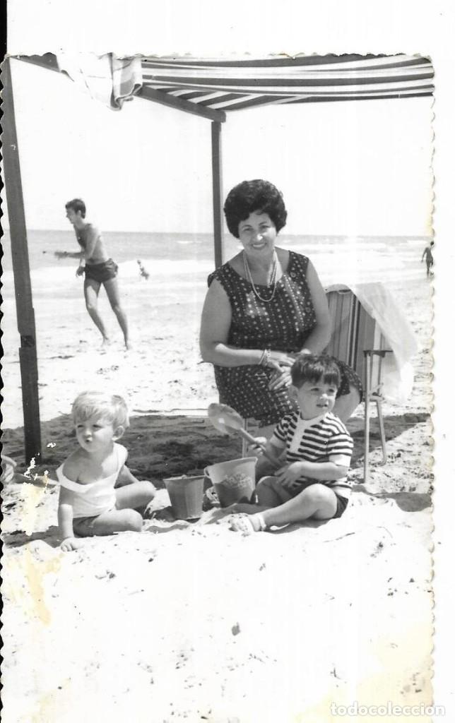 Antique Photography: == B736 - FOTOGRAFIA - SE&Ntilde;ORA CON DOS NI&Ntilde;ITOS EN LA PLAYA