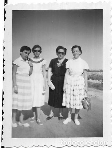 Antique Photography: == C501 - FOTOGRAFIA PEQUE&Ntilde;O FORMATO - CUATRO AMIGAS 1955