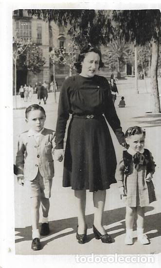 Antique Photography: == C504 - FOTOGRAFIA PEQUE&Ntilde;O FORMATO - SE&Ntilde;ORA CON SUS NI&Ntilde;OS DE LA MANO