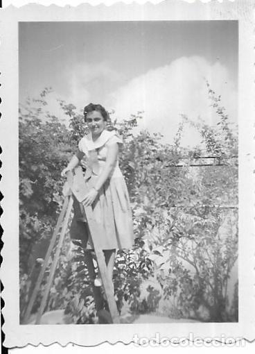 Antique Photography: == C509 - FOTOGRAFIA PEQUE&Ntilde;O FORMATO - JOVEN SUBIDA EN UNA ESCALERA 1955