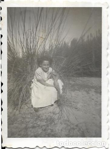 Fotografia antiga: == C562 - FOTOGRAFIA PEQUE&Ntilde;O FORMATO - JOVENCITA EN EL CAMPO