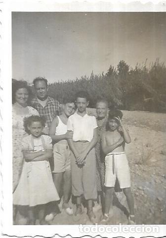 Fotografia antiga: == C586 - FOTOGRAFIA PEQUE&Ntilde;O FORMATO - GRUPO FAMILIAR  1949