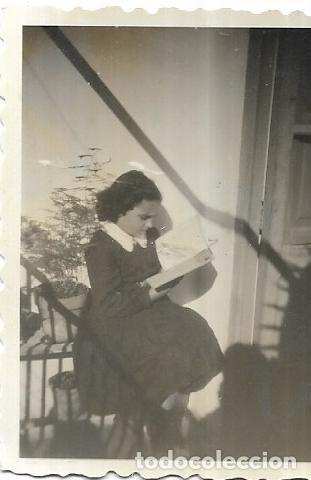 Fotografia antiga: == C589 - FOTOGRAFIA PEQUE&Ntilde;O FORMATO -  JOVENCITA LEYENDO