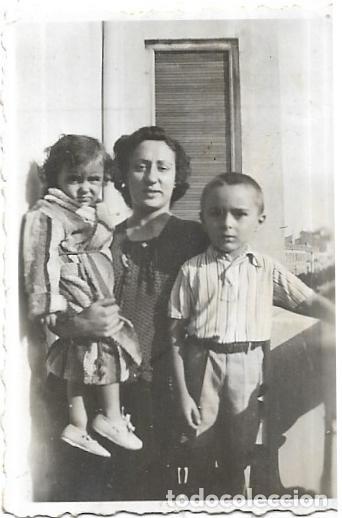 Fotografia antiga: == C592 - FOTOGRAFIA PEQUE&Ntilde;O FORMATO - SE&Ntilde;ORA CON SUS NI&Ntilde;OS