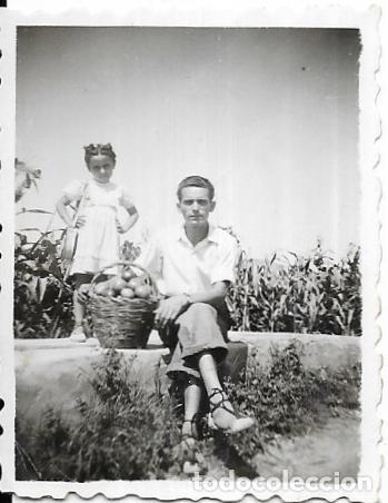 Fotografia antiga: == C593 - FOTOGRAFIA PEQUE&Ntilde;O FORMATO - SE&Ntilde;OR CON SU NI&Ntilde;ITA EN EL CAMPO