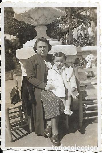 Fotografia antiga: == C596- FOTOGRAFIA PEQUE&Ntilde;O FORMATO - SE&Ntilde;ORA CON UNA NI&Ntilde;ITA  - 1943