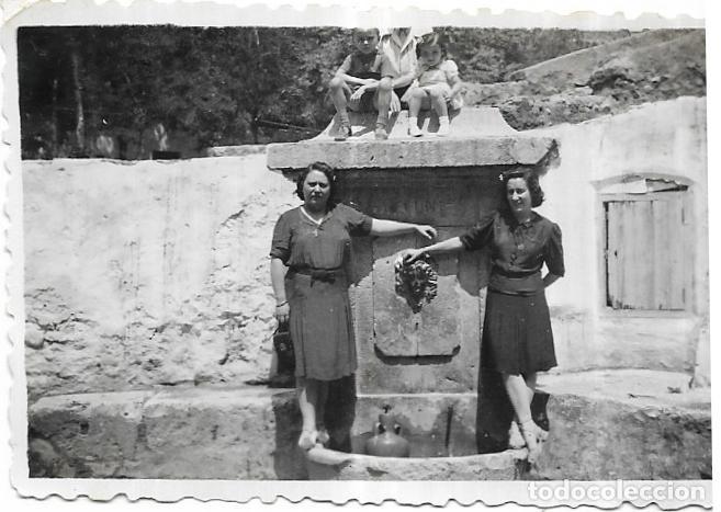 Fotograf&iacute;a antigua: :::: C367 - FOTOGRAFIA - DOS AMIGAS JUNTO A UNA FUENTE