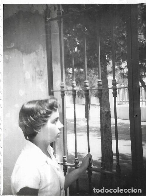 Fotograf&iacute;a antigua: :::: C326 - FOTOGRAFIA - JOVEN JUNTO A UNA REJA