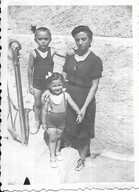 Fotograf&iacute;a antigua: :::: C347 - FOTOGRAFIA - SE&Ntilde;ORA CON DOS NI&Ntilde;OS EN BA&Ntilde;ADOR