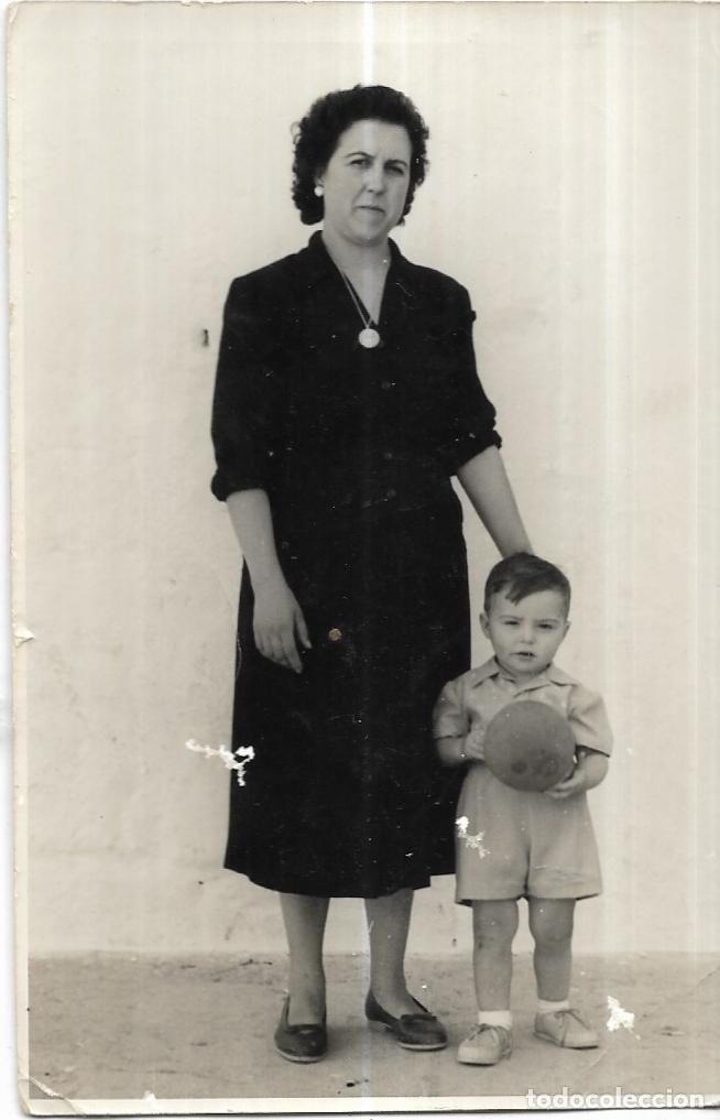 Antique Photography: :::: C338 - FOTOGRAFIA - SE&Ntilde;ORA Y NI&Ntilde;ITO CON UNA PELOTA