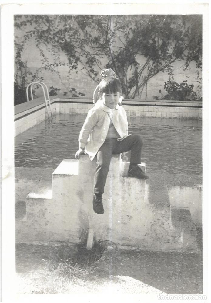 Fotograf&iacute;a antigua: :::: C373 - FOTOGRAFIA - NI&Ntilde;ITO JUNTO A UNA PISCINA