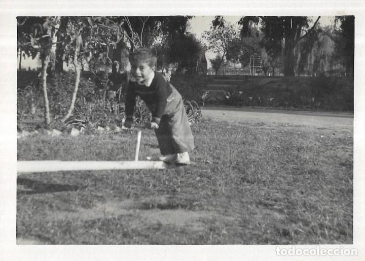 Fotograf&iacute;a antigua: :::: C297 - FOTOGRAFIA - NI&Ntilde;ITO EN UN PARQUE