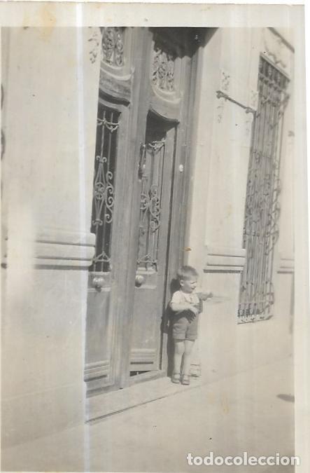 Photographie ancienne: == C625 - FOTOGRAFIA - NI&Ntilde;ITO EN LA PUERTA DE CASA