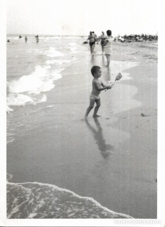 Photographie ancienne: == C632 - FOTOGRAFIA - NI&Ntilde;ITO JUGANDO EN LA PLAYA