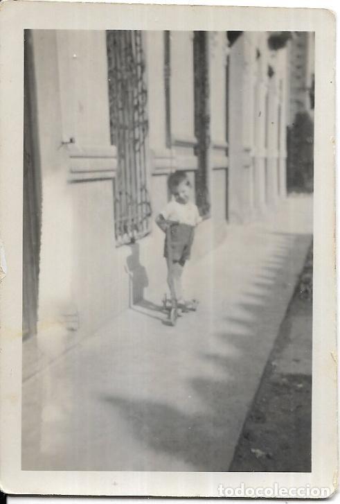 Photographie ancienne: == C642 - FOTOGRAFIA - NI&Ntilde;ITO EN UNA ACERA