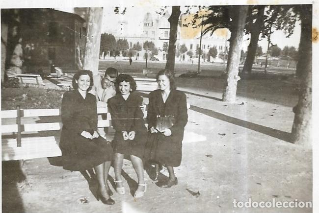 Photographie ancienne: == C471 - FOTOGRAFIA - AMIGAS EN UN PARQUE